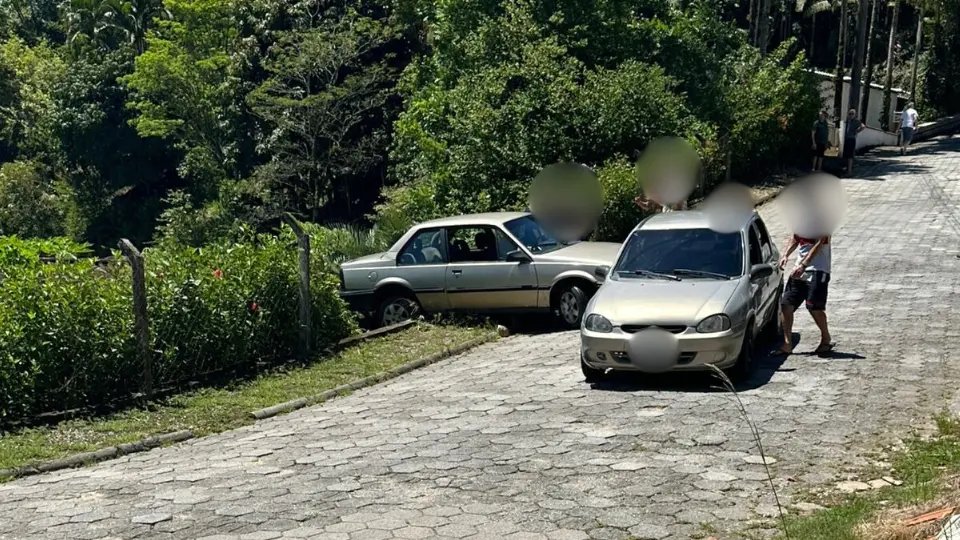 Carro solta o freio e atinge pessoa em Brusque