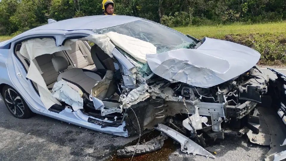 Carro sai da pista, bate em poste e deixa quatro feridos