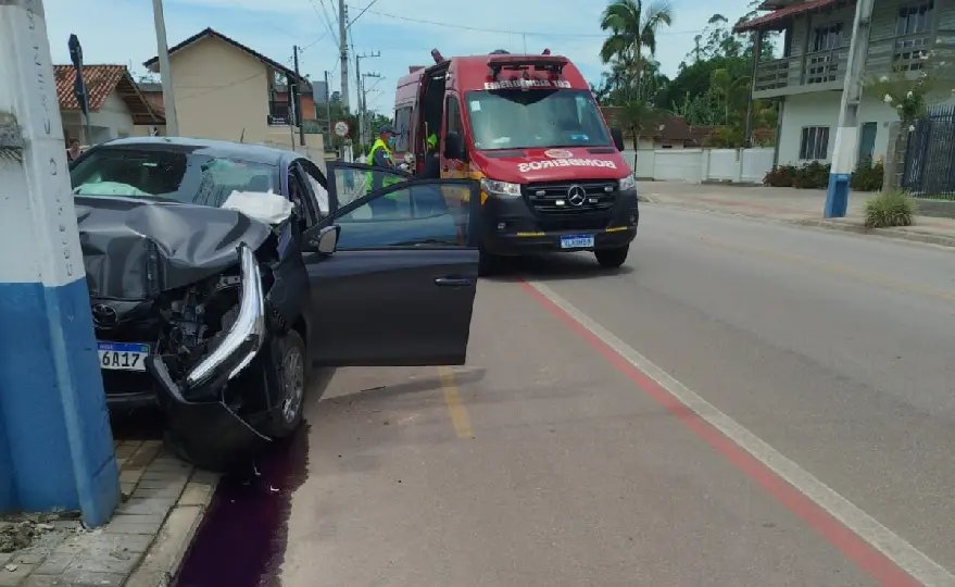 Motorista fica ferida após colisão de carro contra poste em Guabiruba