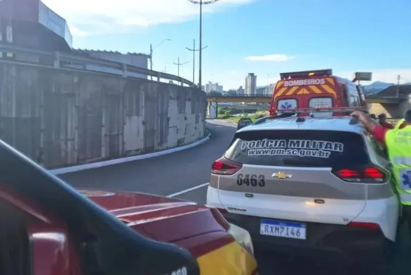 Homem é resgatado do Rio Itajaí-Mirim, no Centro