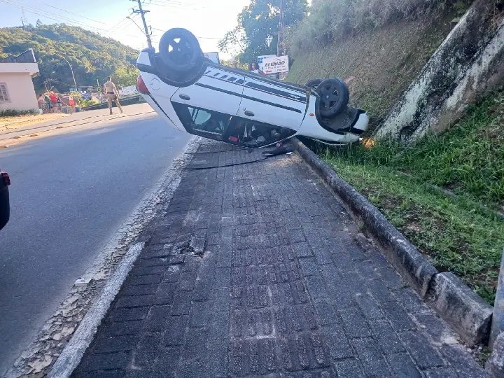 Capotamento deixa homem ferido em Guabiruba