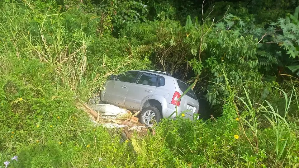 Carro sai de pista e vai parar na vala