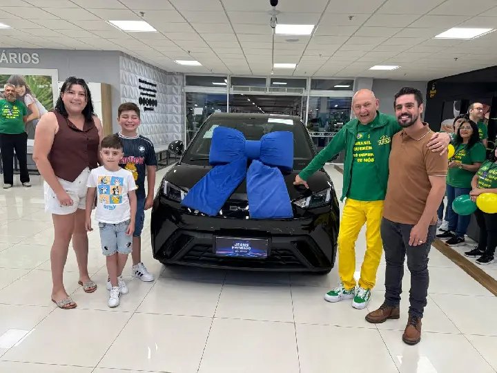 Luciano Hang entrega carro zero a cliente premiada em promoção