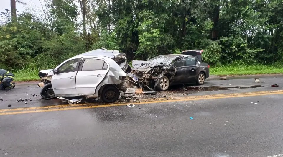 Acidente grave deixa carro irreconhecível e uma vítima fatal