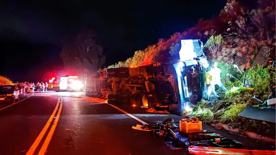Caminhão carregado de maçãs tomba e motorista morre