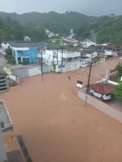 (VÍDEO) Temporal atinge Brusque e deixa ruas cobertas de água