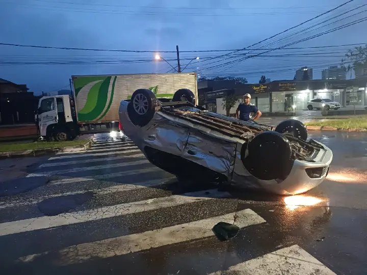Carro capota após colisão com caminhão no Maluche
