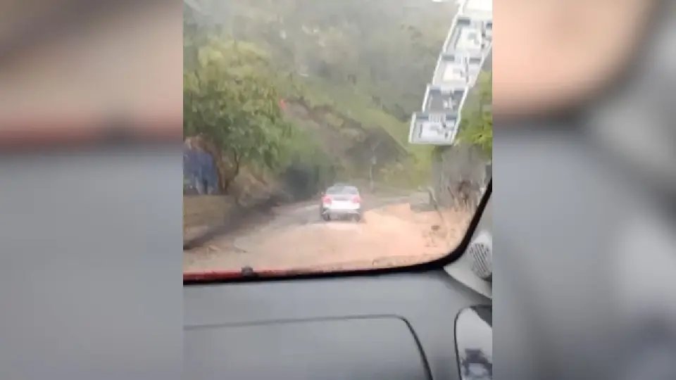 (VÍDEO) Último dia do ano começa com alagamentos no bairro Poço Fundo