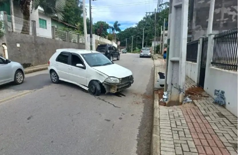 Motorista sai de pista e bate em poste recém-instalado no Paquetá