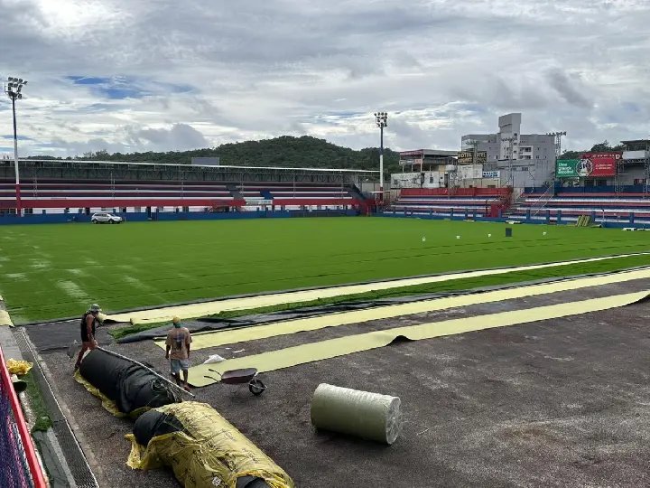(VÍDEO) Obras do gramado sintético seguem em andamento no Augusto Bauer