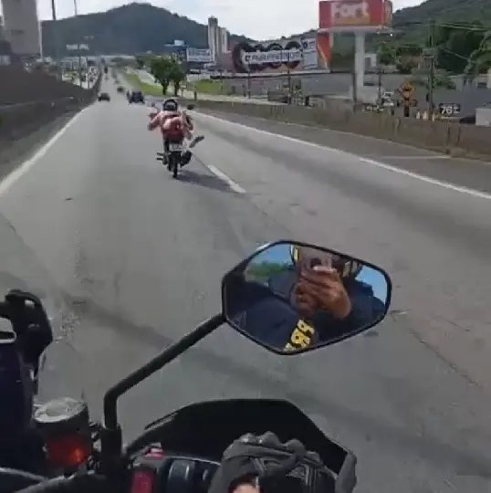 (VÍDEO) Motociclista “Superman” é interceptado na BR-101