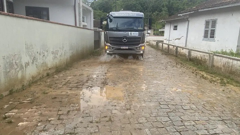 (VÍDEO) Prefeitura intensifica limpeza após alagamentos em Brusque