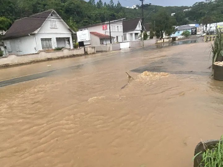 (VÍDEO) Menos de 24 horas após temporal, Primeiro de Maio volta a alagar