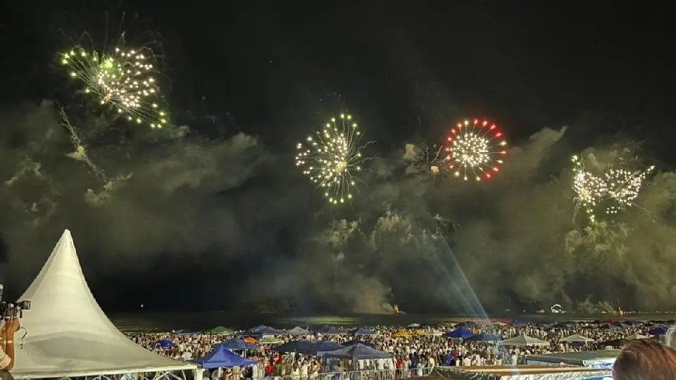 Show de fogos marca virada do ano na Praia Central de Balneário Camboriú
