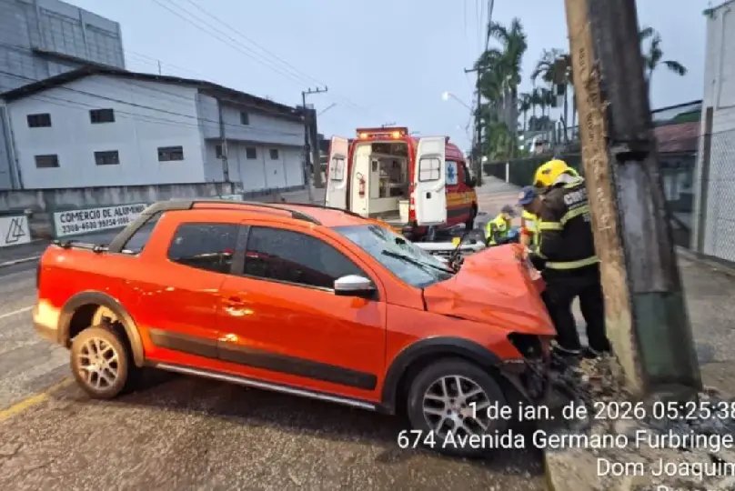 Veículo atinge poste no Jardim Maluche