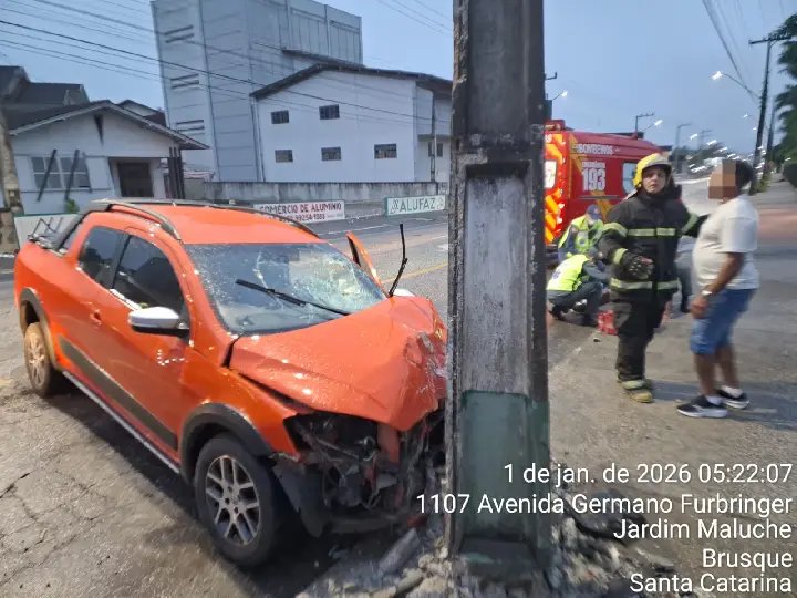 Bombeiros atualizam informações sobre carro que bateu no poste
