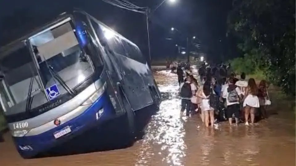 Alagamento faz ônibus cheio de passageiros atolar na pista