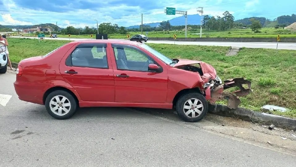 Acidente na Antônio Heil deixa motorista ferida