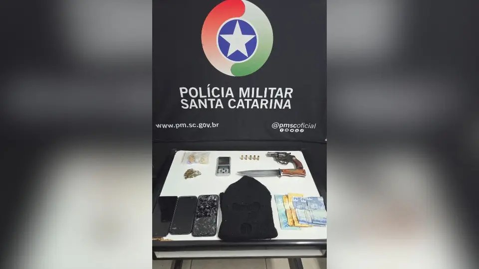 Pela janela, polícia flagra adulto e menor de idade consumindo drogas