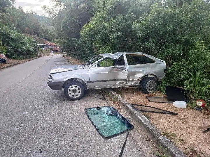 Pai e criança ficam feridos após colisão frontal em Brusque