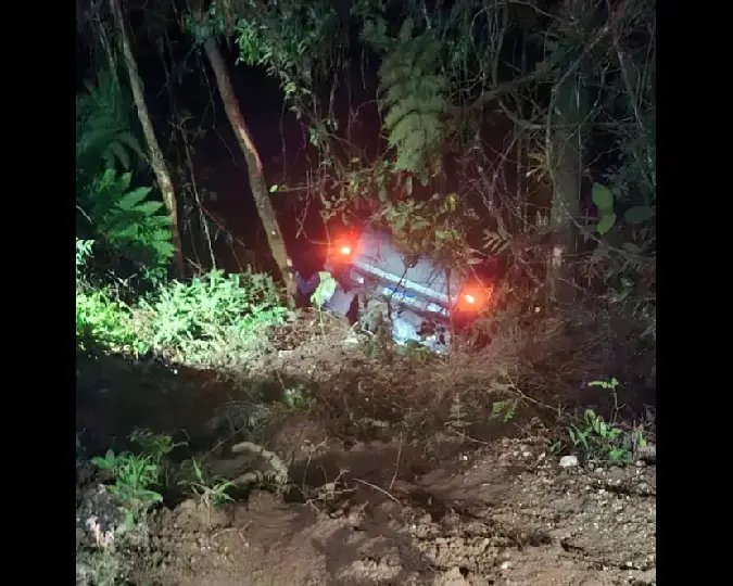 Caminhonete cai em ribanceira e deixa dois feridos em Brusque 