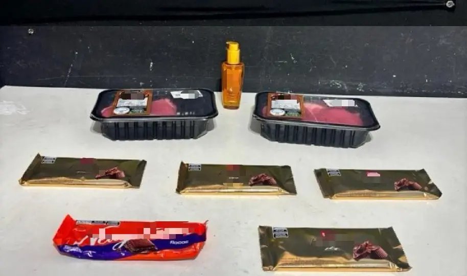 Mulher é flagrada furtando carnes e chocolates em supermercado