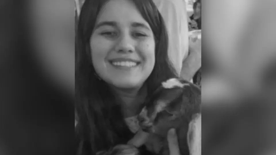 Jovem de 18 anos morre após moto atingir poste
