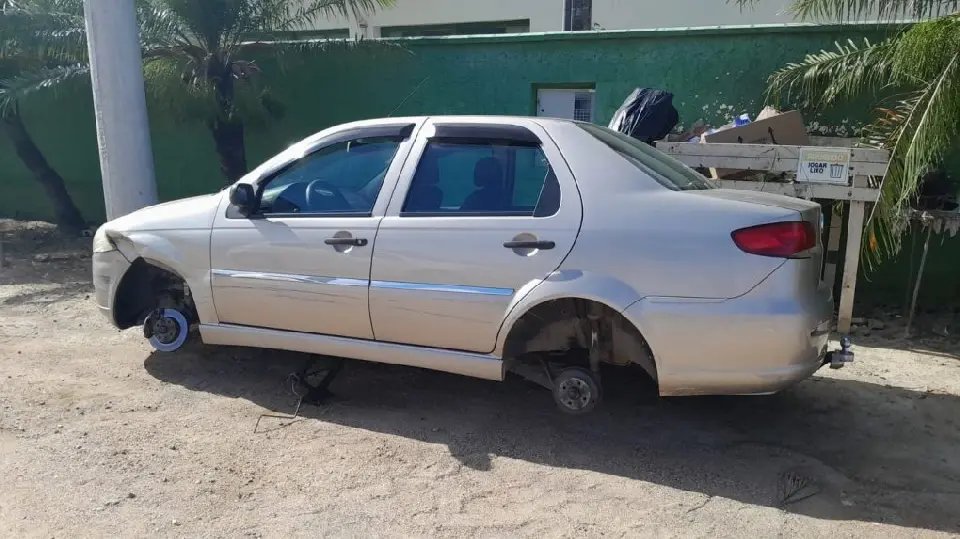 Após batida, carro tem rodas levadas por criminosos