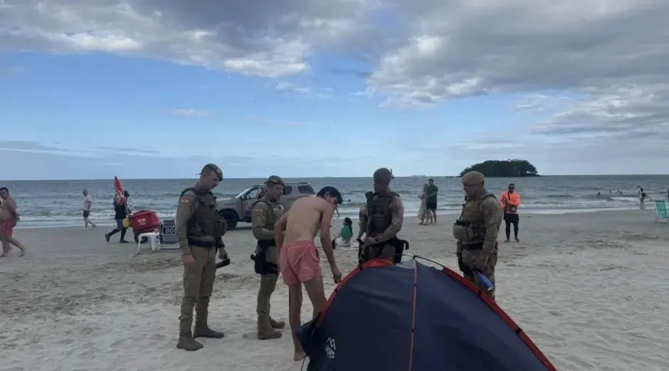 Turistas passam dias acampados na praia e a PM acaba com a farra