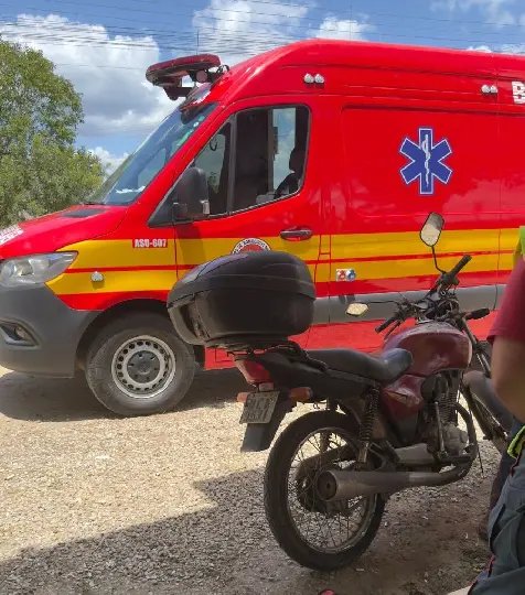 Após discussão em bar, homem cai de moto e é levado ao hospital
