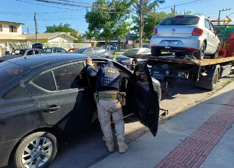 PRF recupera veículos furtados e prende três homens na BR-101