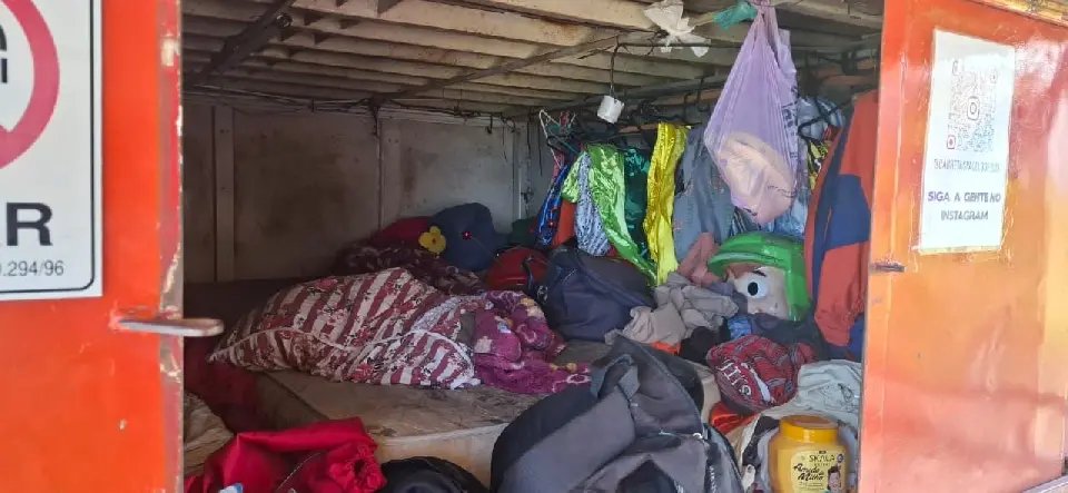 Crianças são retiradas de local insalubre e armas são apreendidas