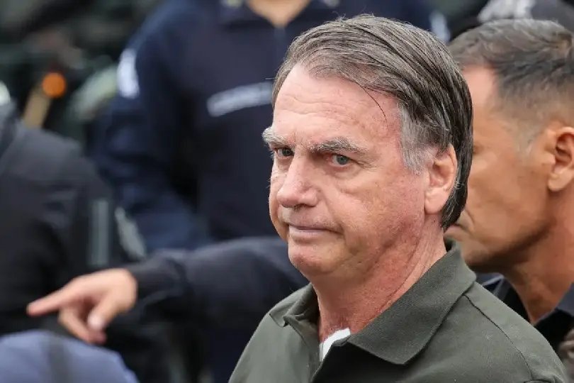 Bolsonaro é levado a hospital após cair e bater cabeça
