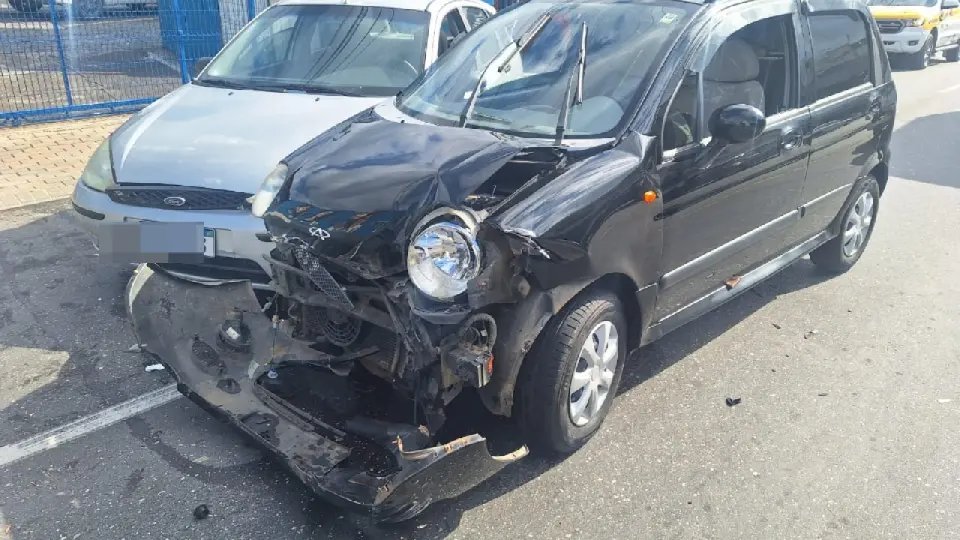 Carro 'corta a frente' do outro e acaba causando acidente no Centro