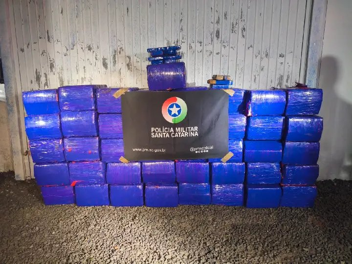 PM encontra quase uma tonelada de maconha e prende suspeito