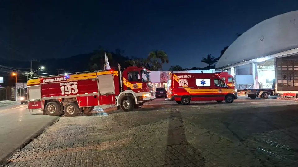 (VÍDEO) Princípio de incêndio atinge galpão em Brusque