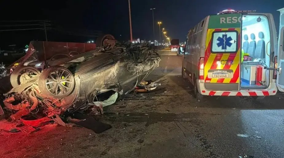 Carro de luxo provoca acidente e mata caminhoneiro