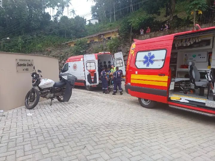 Motociclista bate contra muro e fica gravemente ferido em Brusque 
