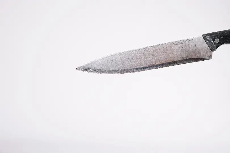 Homem escapa da morte após ser atacado com faca