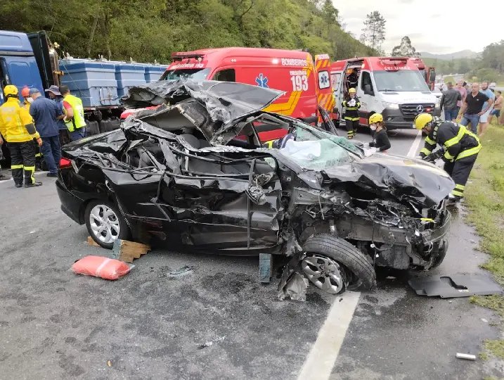 Acidente deixa crianças feridas e carro irreconhecível