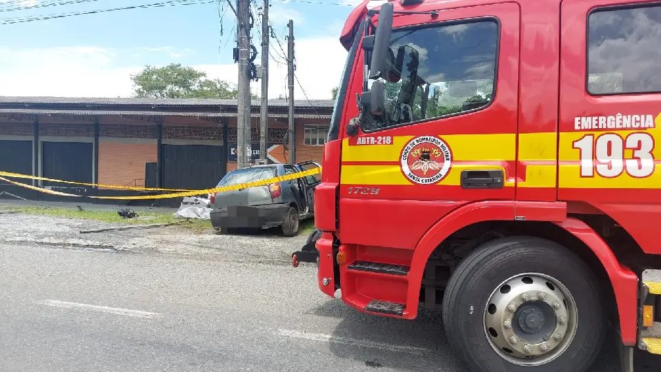 Motorista de 22 anos morre após carro bater em poste