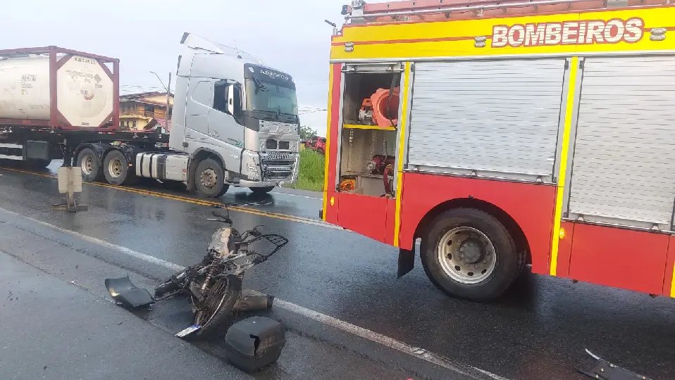 Colisão com carreta mata motociclista na BR-470