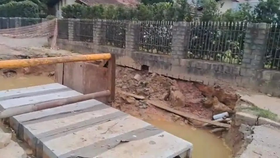 (VÍDEO) Obra de drenagem faz muro de residência ceder na Avenida Primeiro de Maio