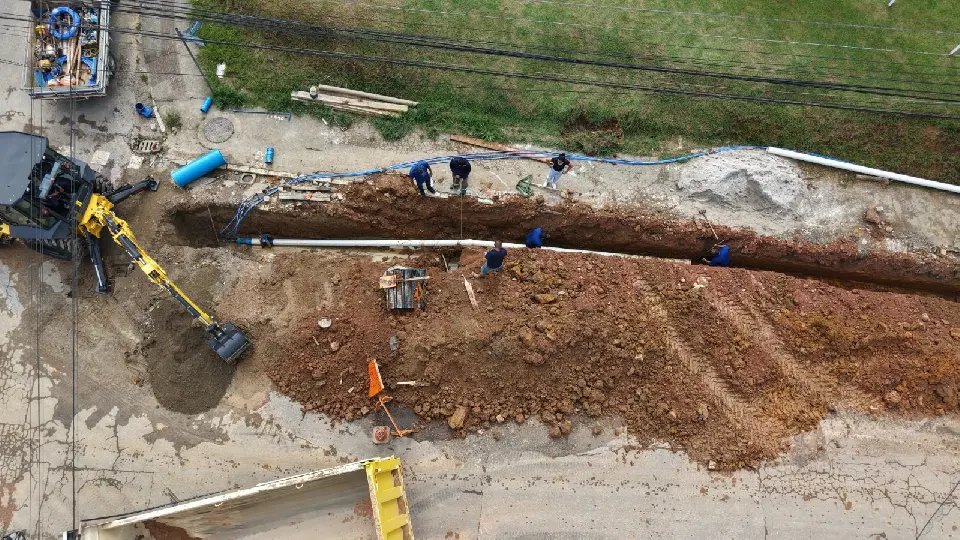 Avenida Primeiro de Maio recebe nova tubulação de água tratada 