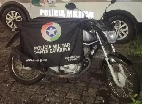 Homem é preso empurrando moto furtada de madrugada