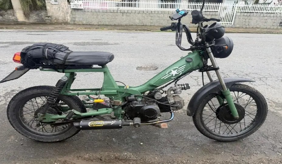 Ciclomotor adulterado é flagrado sem placa em Brusque