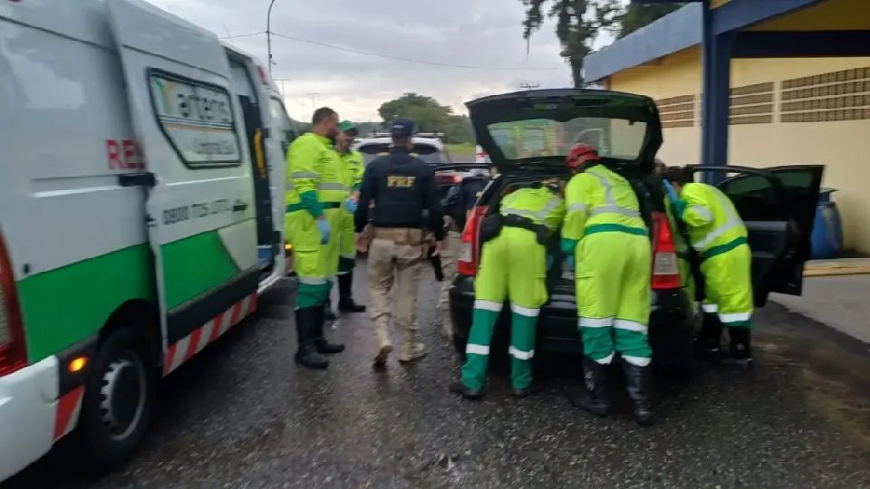 Agente da PRF auxilia parto dentro de carro na BR-101