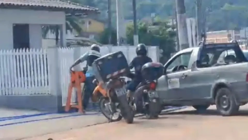 (VÍDEO) Reportagem flagra motociclistas desrespeitando sinalização na obra