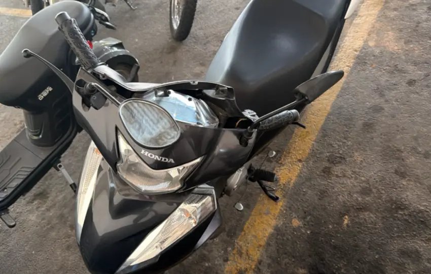 Mulher fica ferida após colisão entre moto e caminhonete