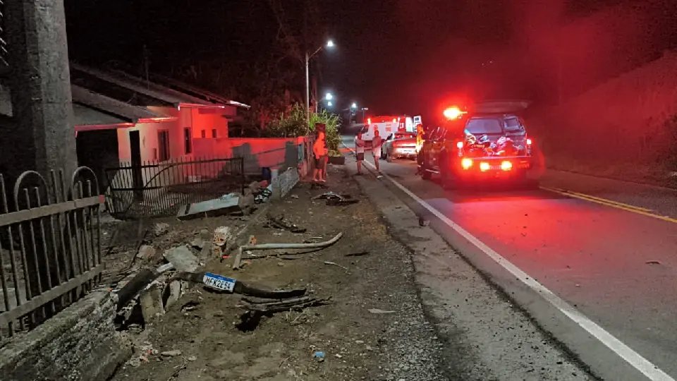Acidente na SC-477 deixa dois homens feridos após saída de pista